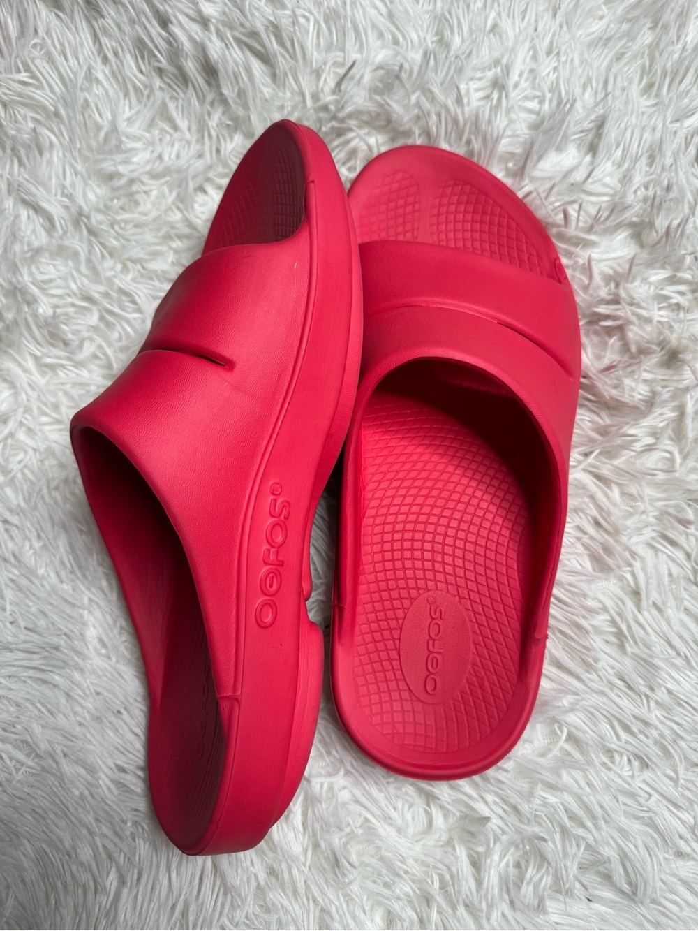 OOFOS Women's Bright Red Slip-On Recovery Sandals
